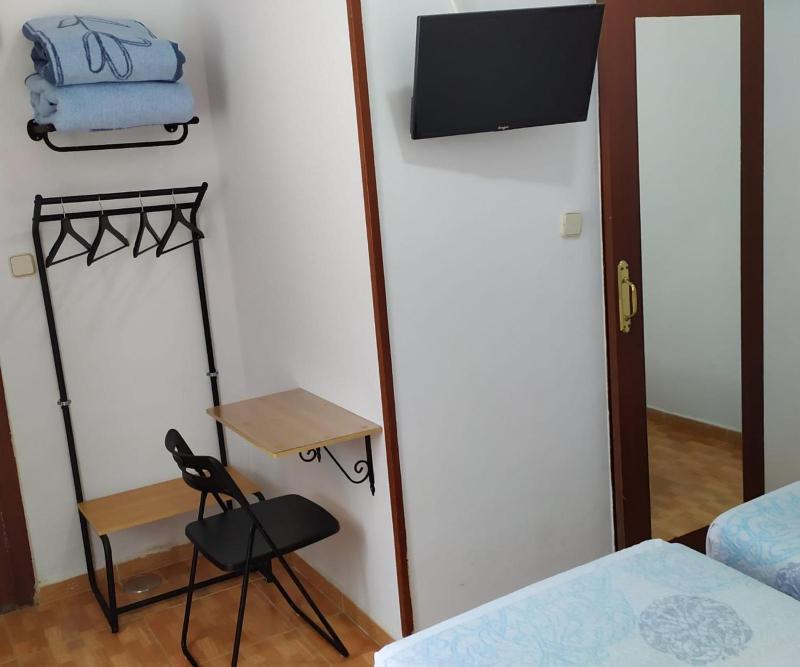 Twin Room with Private Bathroom - Non Smoking image 3
