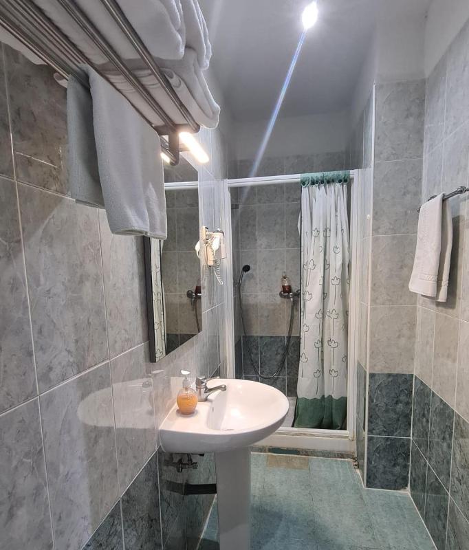 Deluxe Double Room with Extra Bed image 3