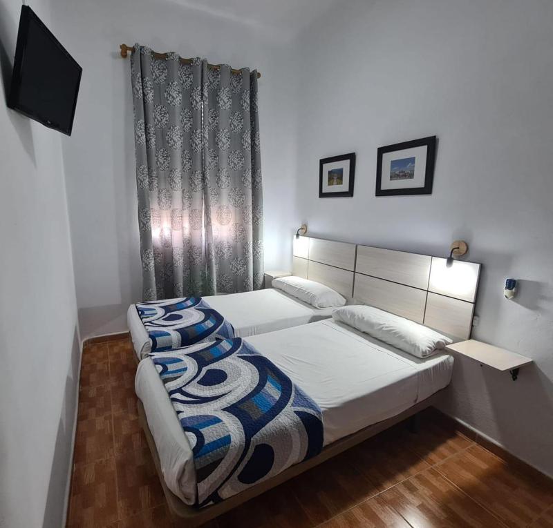 Twin Room with Private Bathroom - Non Smoking image 1