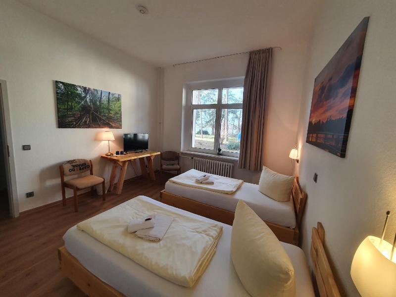 Twin Room image 3