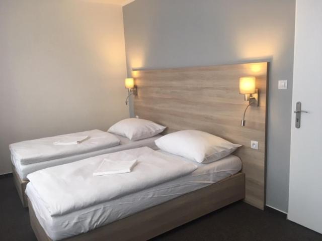 Twin Room image 4