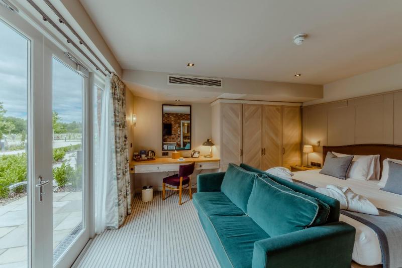 Deluxe King Room image 3