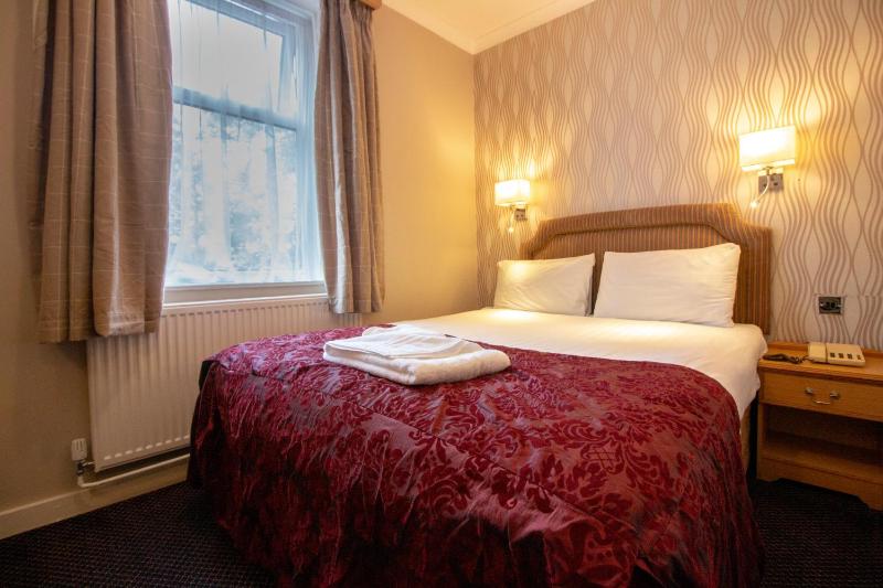 Double Room image 3