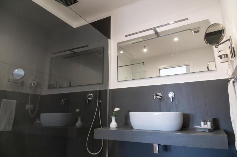 B&B Ruggero Settimo - Room & Suite - image 5