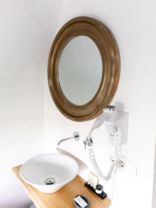 King Suite with Bath image 3