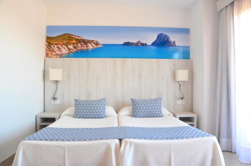 Junior Suite with Balcony image 1