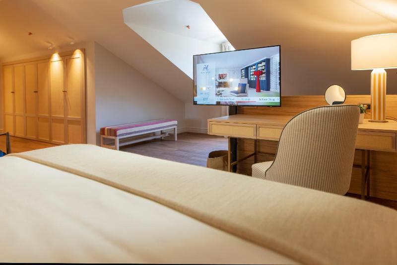 Attic Room image 4