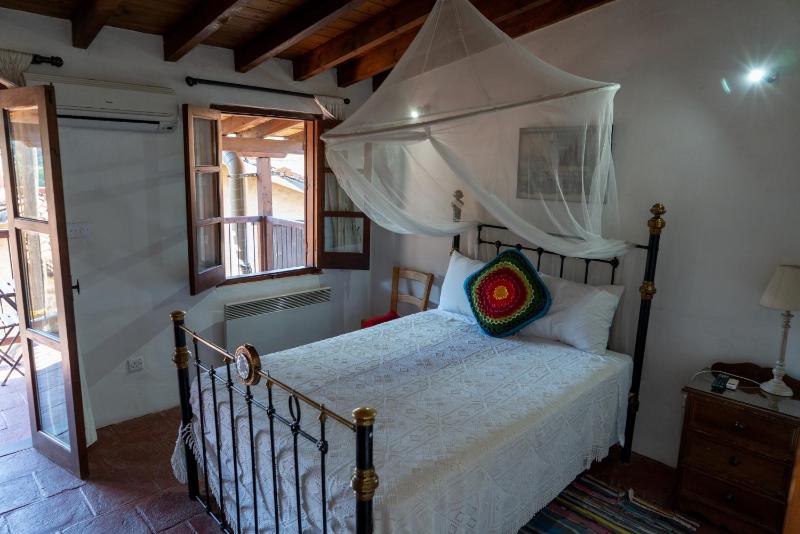 Traditional One-Bedroom House image 4