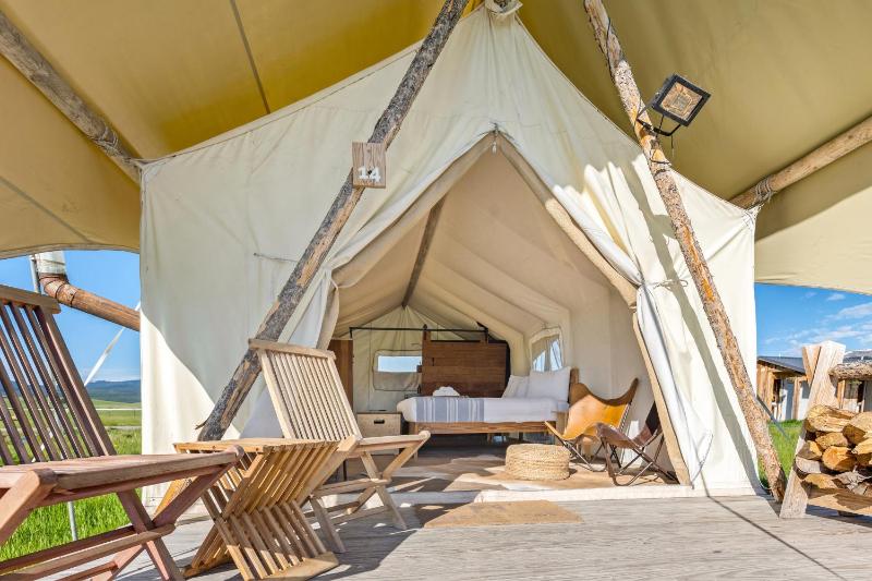Deluxe Tent image 4