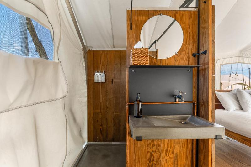 Deluxe Tent image 3