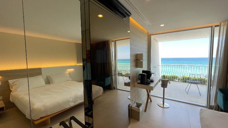  Deluxe Room with Sea View image 1