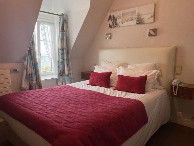 Classic Double Room with Bath image 3