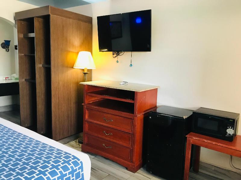 Queen Room with Two Queen Beds - Non-Smoking image 4