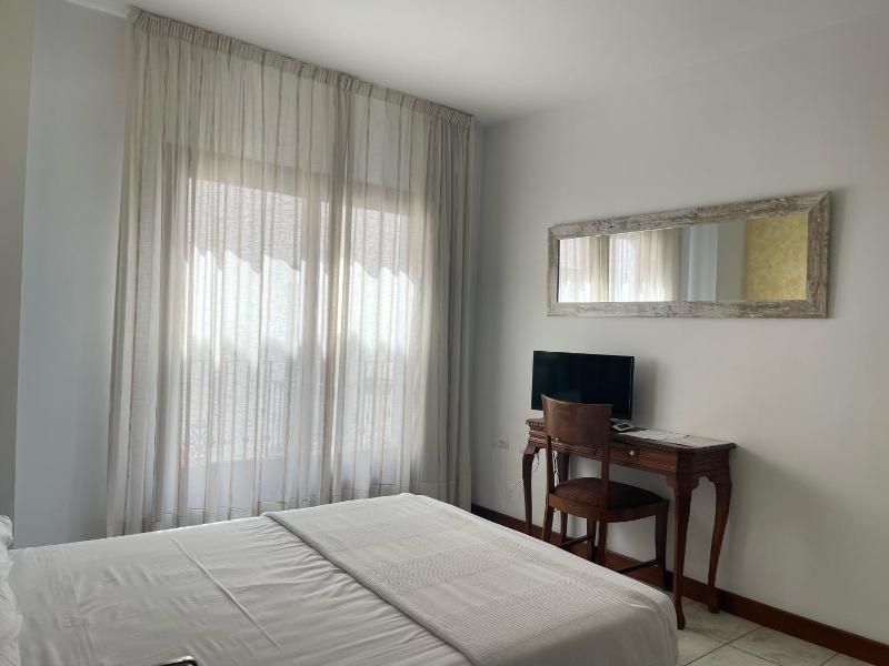Double Room image 3