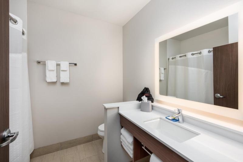 Standard King Room image 4