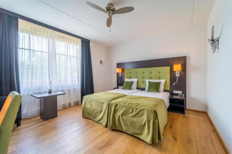 Standard Twin Room image 1