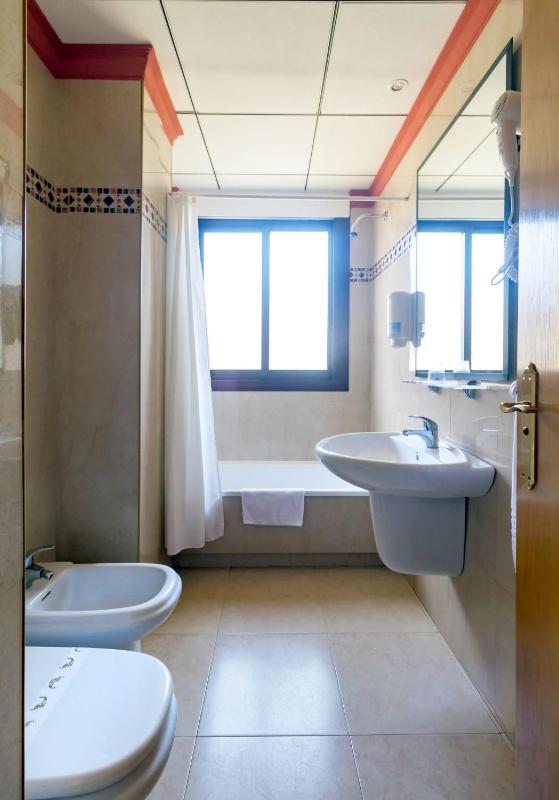 Double Room with Extra Bed image 2