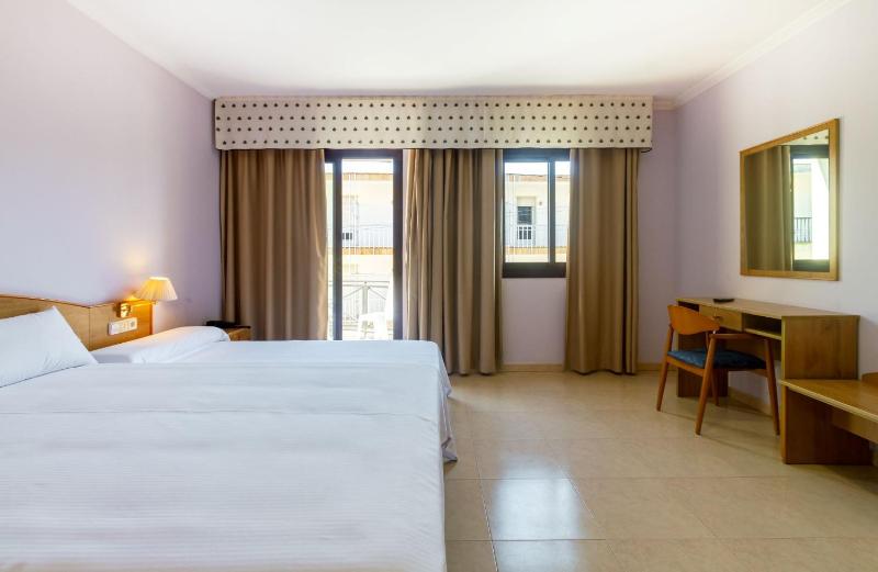 Double Room with Extra Bed image 1