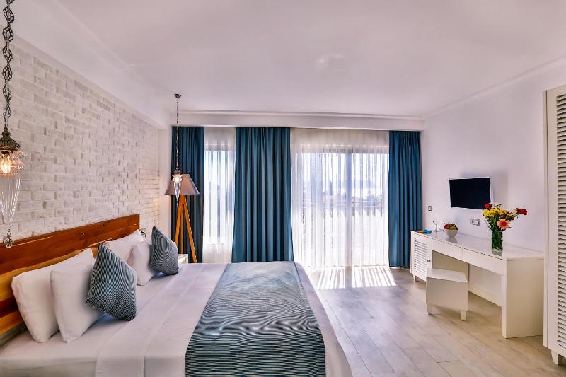 Double Room with Sea View image 3