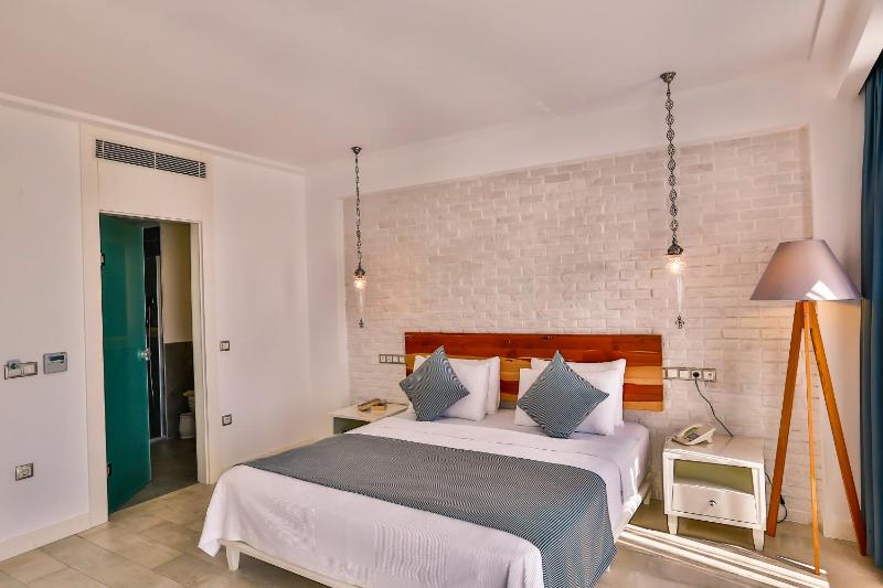 Double Room with Sea View image 2