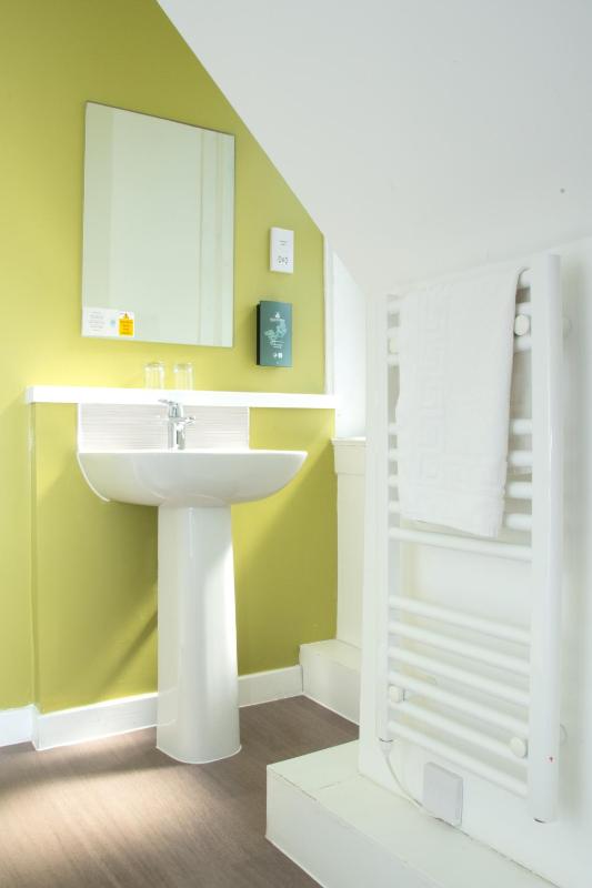 Twin Room image 2