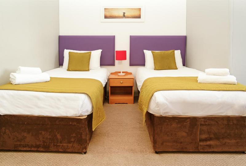 Twin Room image 3