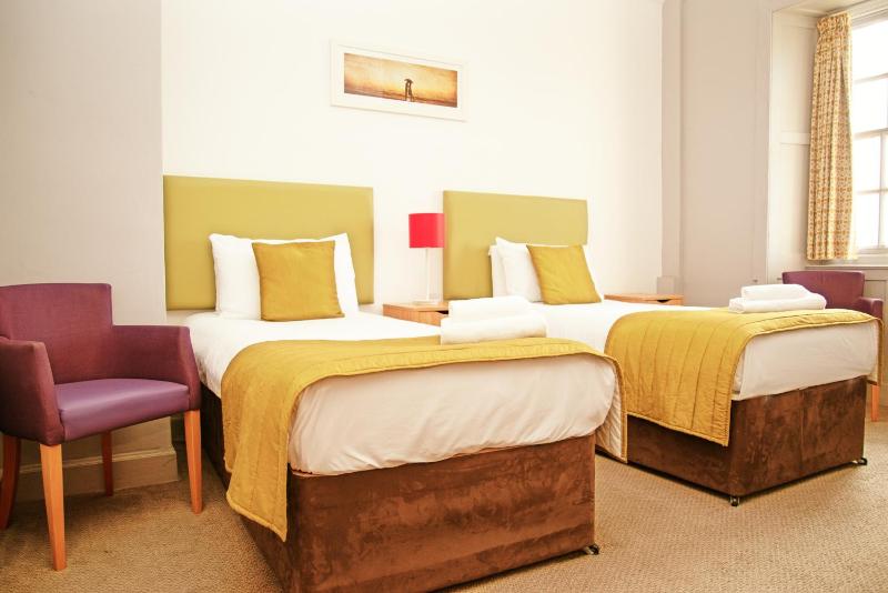 Twin Room image 4