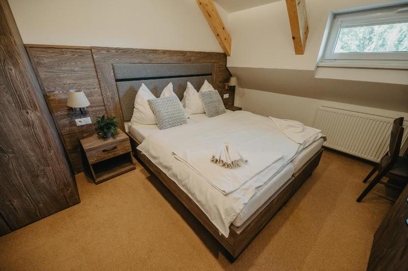Double or Twin Room with Shower image 3