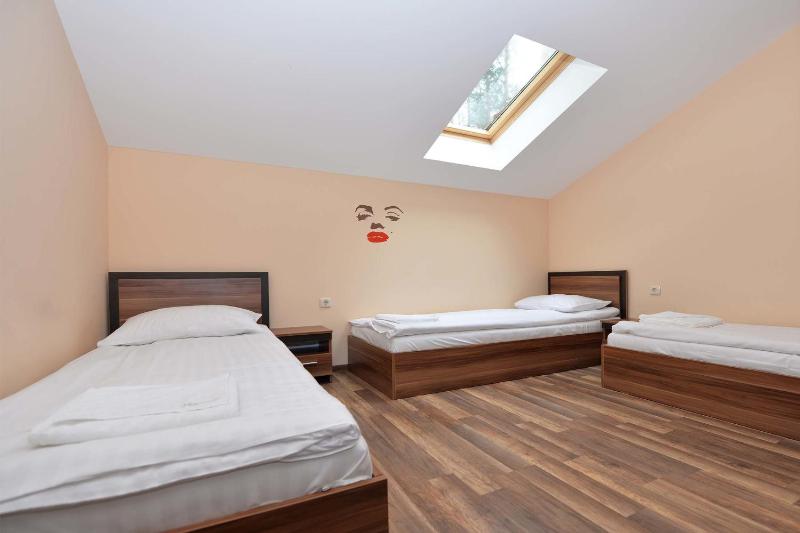 Triple Room with Shared Bathroom image 2