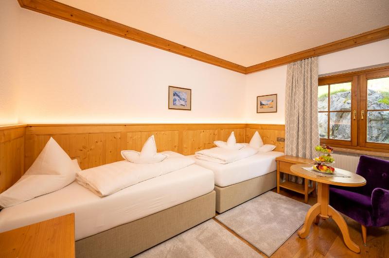 Twin Room image 1