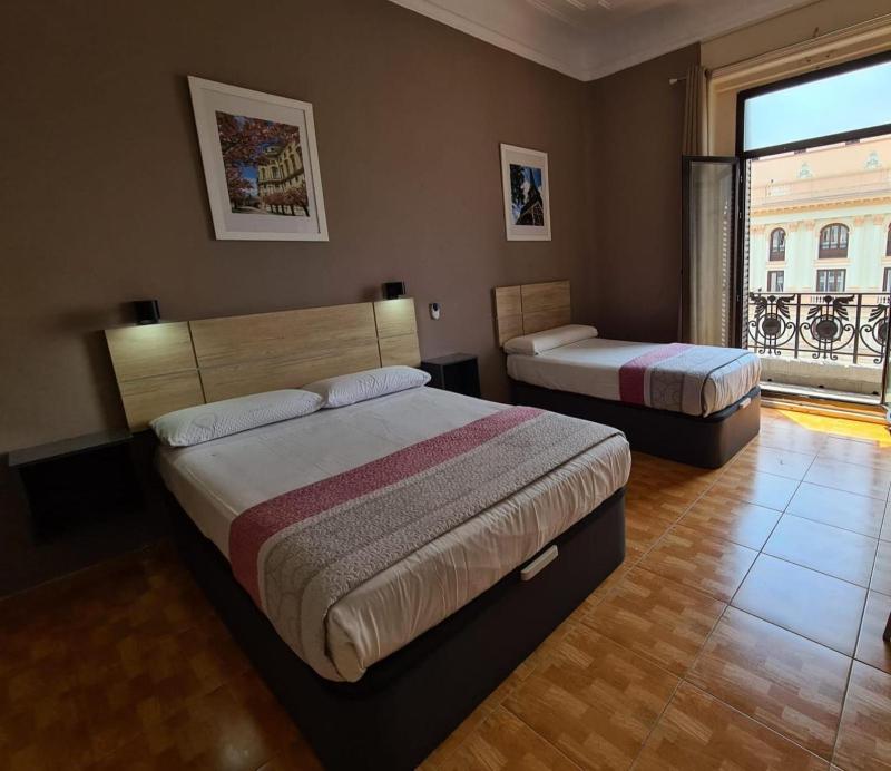 Deluxe Double Room with Extra Bed image 4