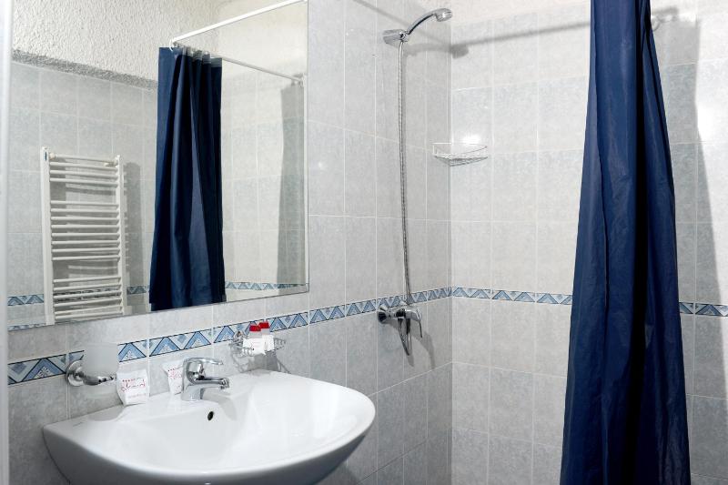 Twin Room image 3