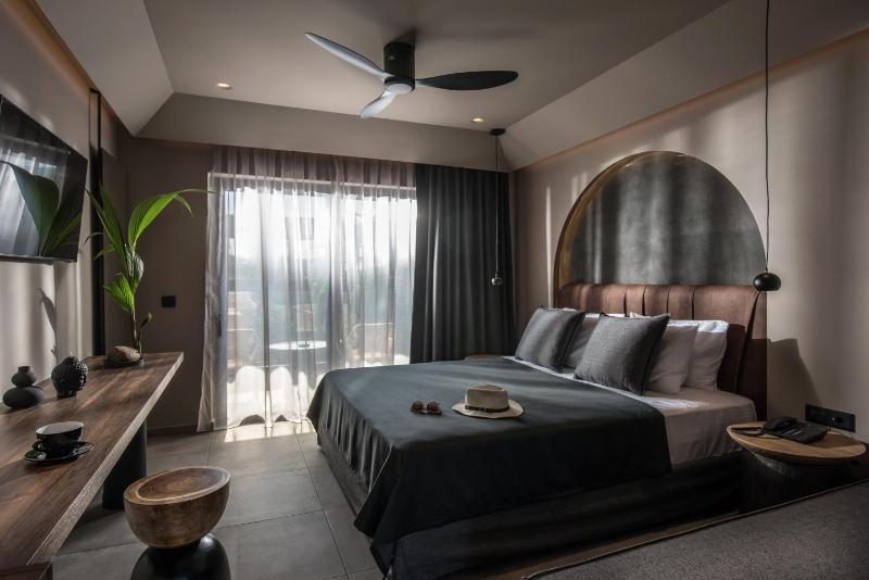 Exclusive Junior Suite with Pool View image 4