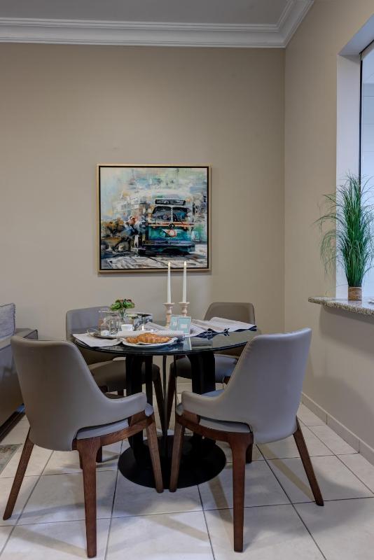 Family One-Bedroom Apartment King image 1