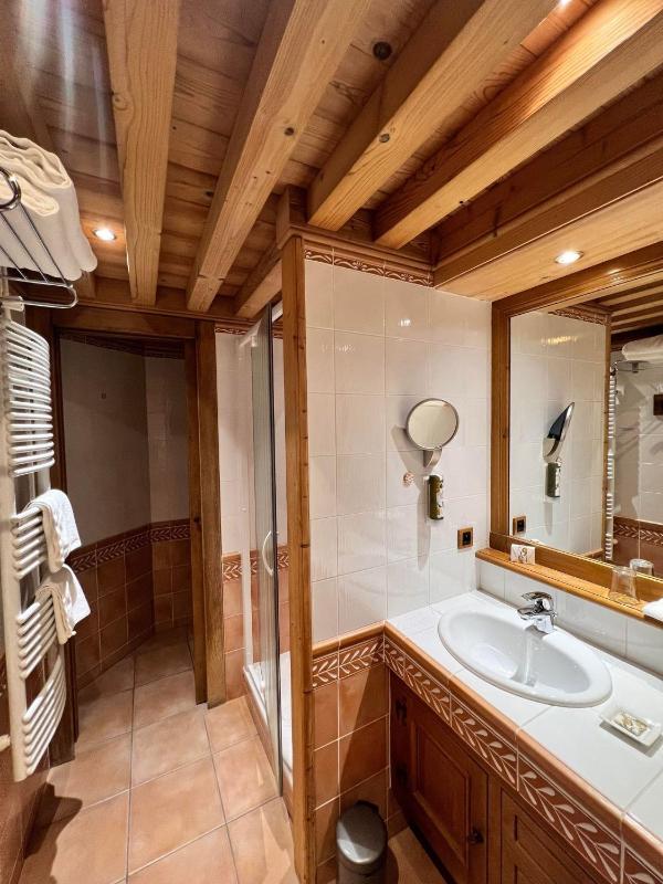Standard King Room image 2