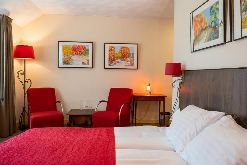 Twin Room with Private Bathroom image 2