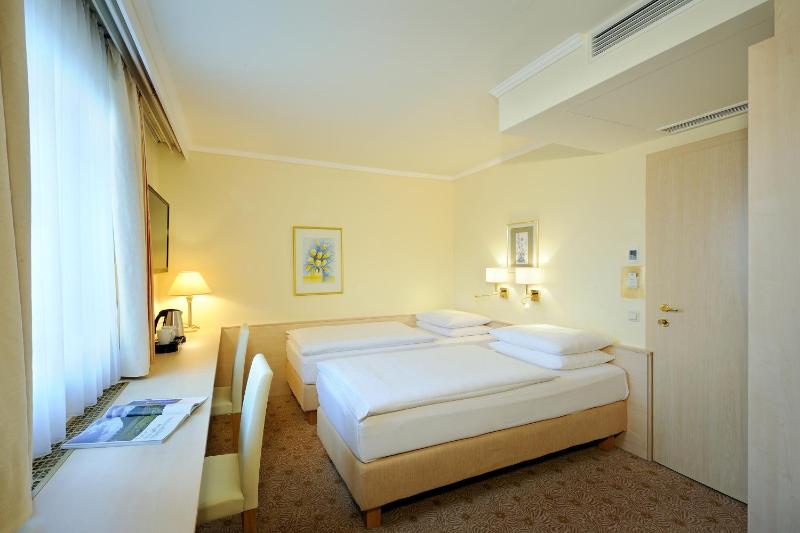 Twin Room image 4