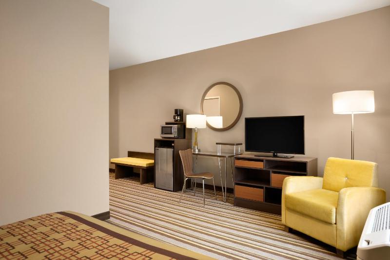 Queen Room - Disability Access - Non-Smoking image 3