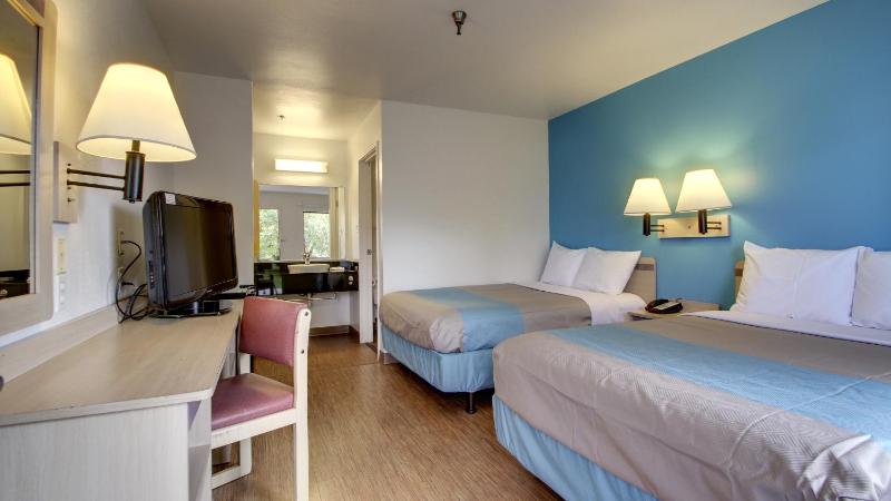 Quadruple Room - Non-Smoking image 2