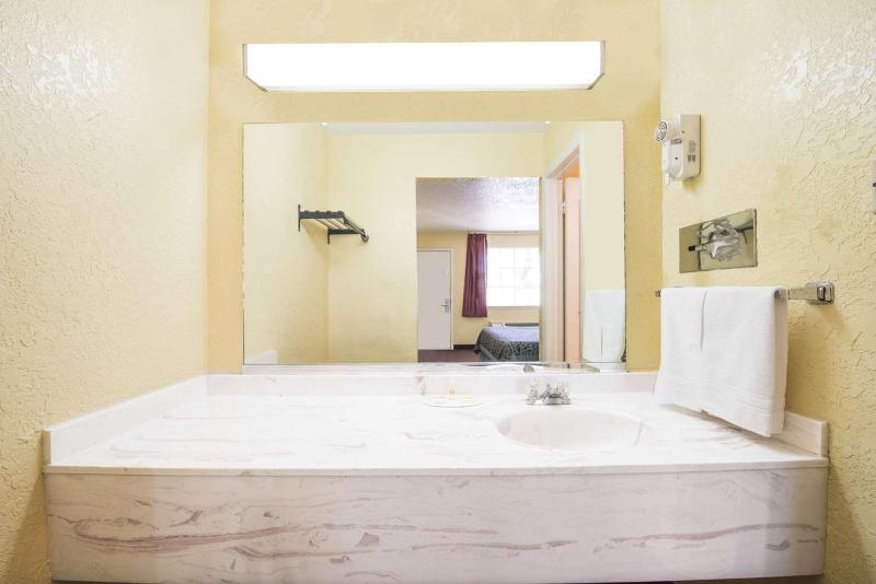 Standard Queen Room with Two Queen Beds - Non Smoking  image 2