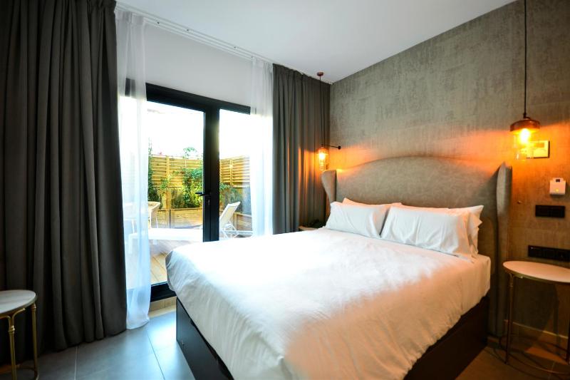 Double Royal Alcazar Superior room with terrace and views image 2