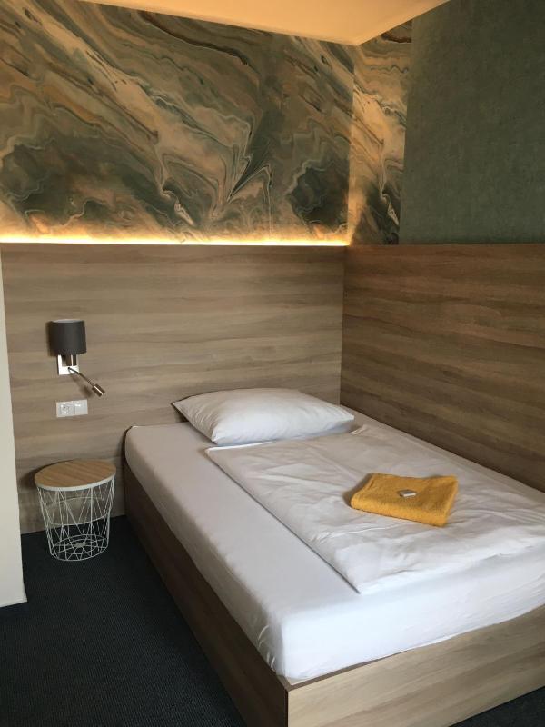 Economy Twin Room image 4