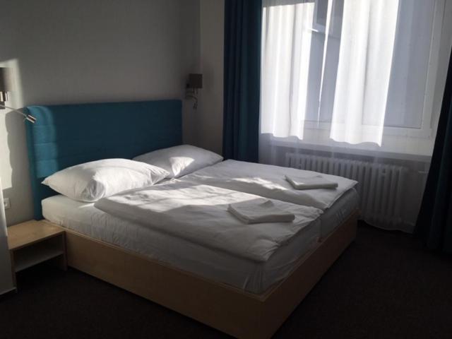 Double Room image 3