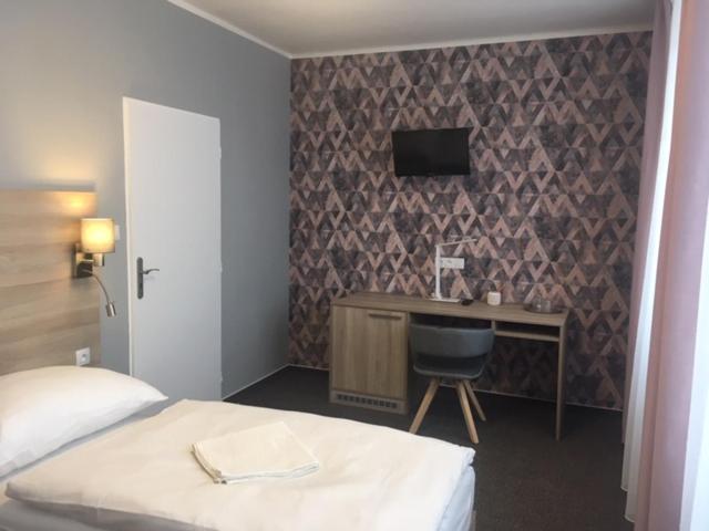 Twin Room image 3