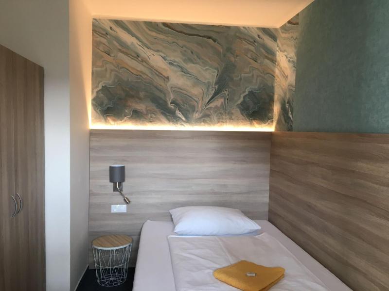 Economy Twin Room image 3