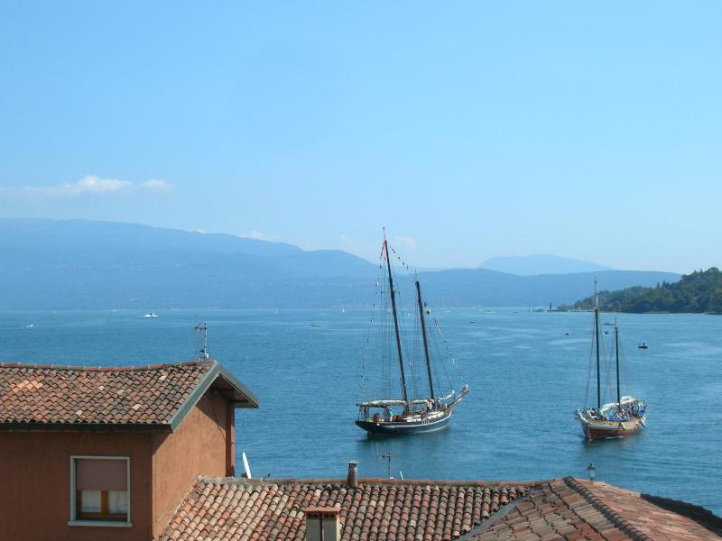 One-Bedroom Apartment (4 Adults) - Split Level image 2