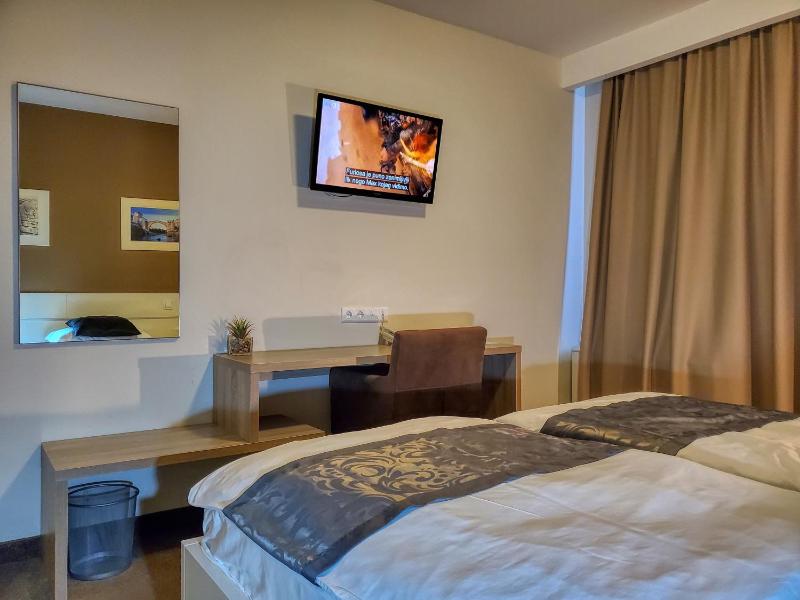 Twin Room with Extra Bed image 1