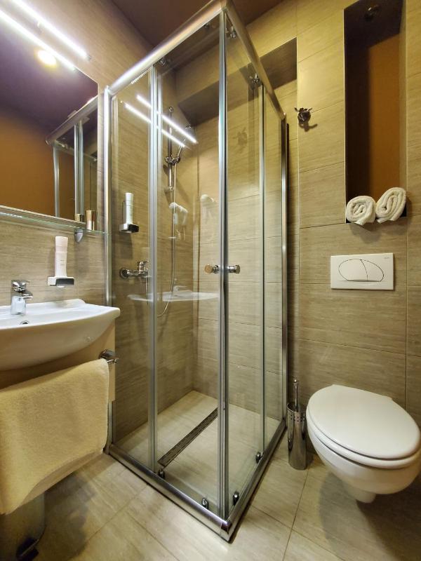 Twin Room with Extra Bed image 4