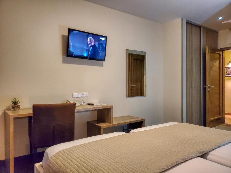 Twin Room with Extra Bed image 3