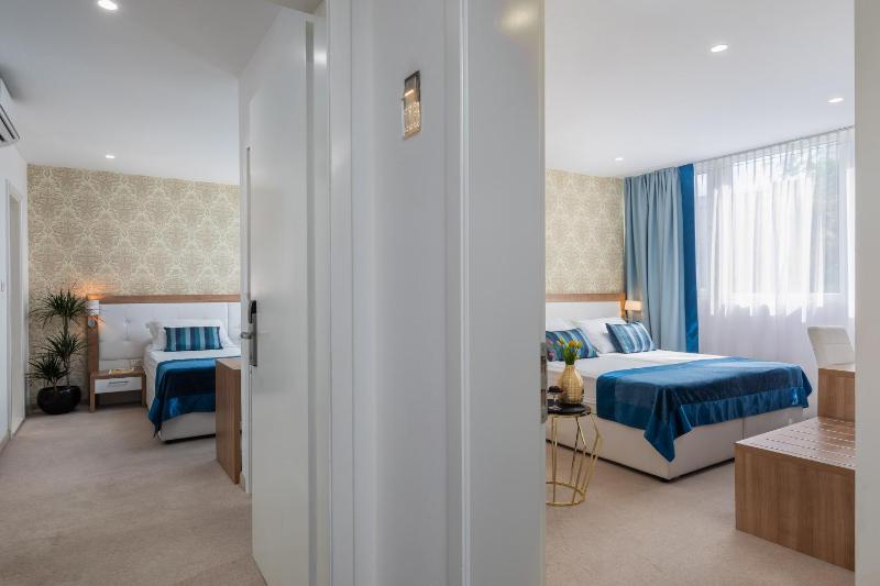 Family Room with City View  image 1